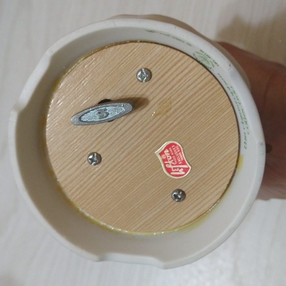 Vintage 1982 Lefton Holiday Christmas Caroler Children Music Box - Picture 4 of 4